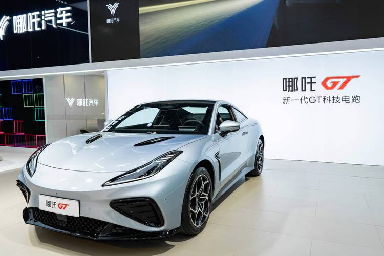 广州104哪吒汽车在智能汽车领域的表现，领途汽车在新能源汽车市场中的影响力